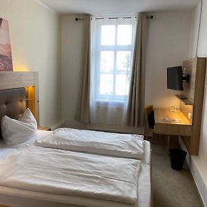 Zimmer mit Kingsize-Bett